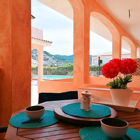 Rosy Two-bedroom With Pool 切尔沃港