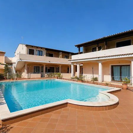 Rosy Two-bedroom With Pool Ferienhaus *